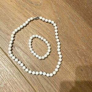 Accessory pearl neckless and bracelet